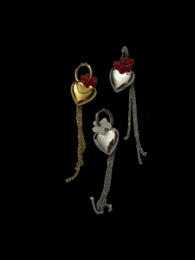 Mono earring with heart and small flower