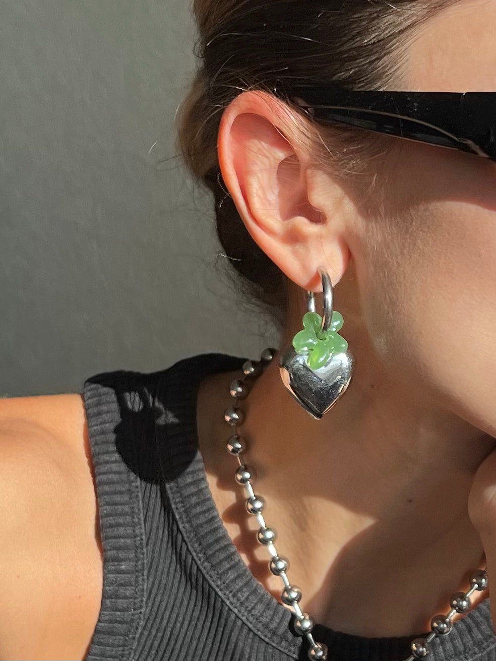 Mono earring with heart and small flower