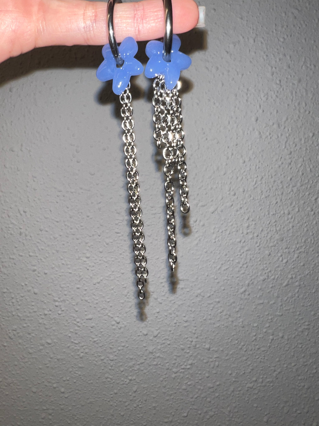 Mono earring with small flower and chains