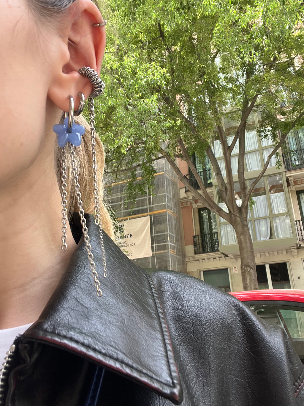 Mono earring with small flower and chains