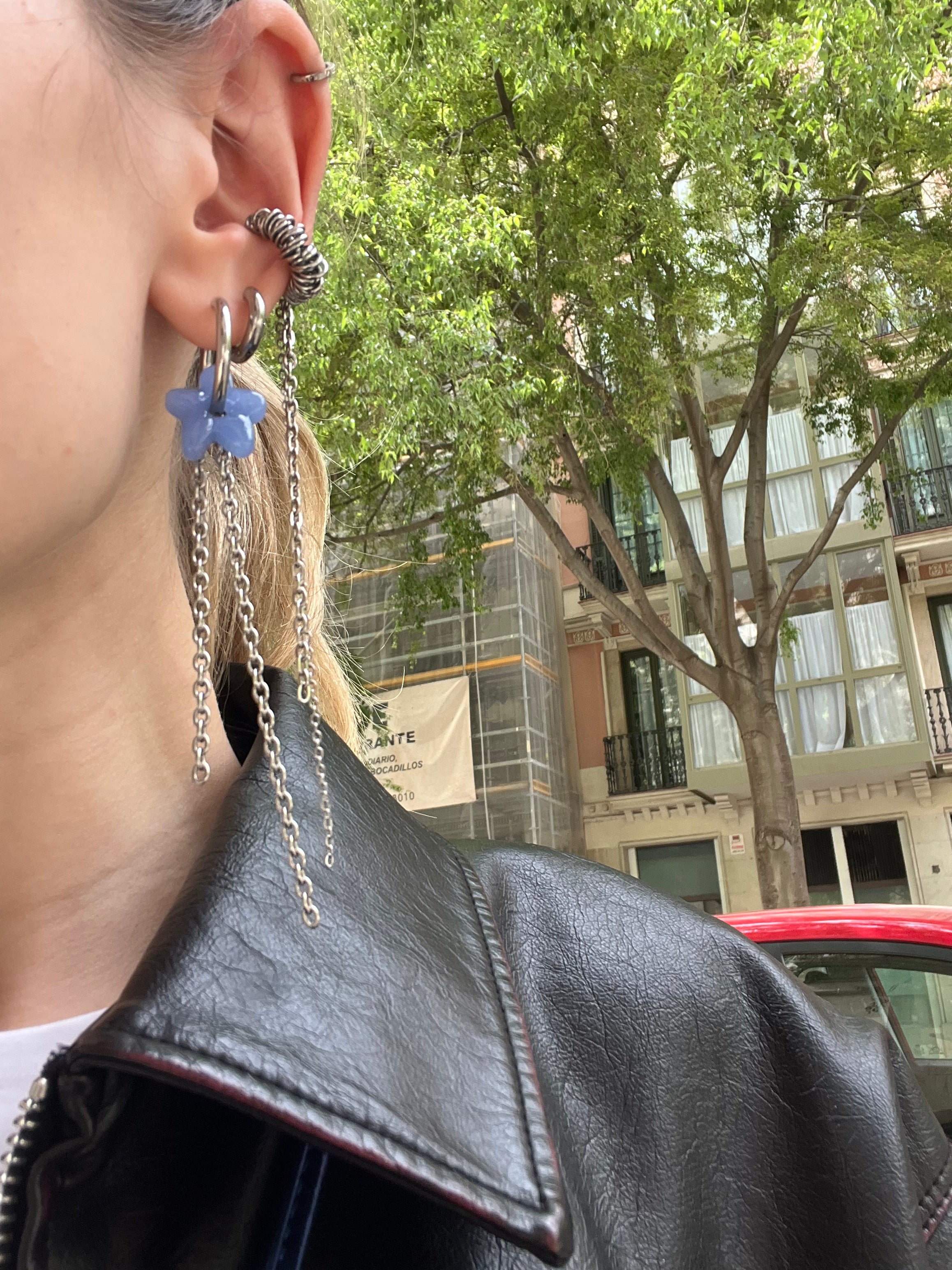 Mono earring with small flower and chains
