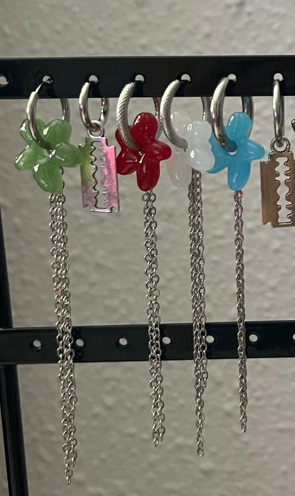 Mono earring with small flower and chains