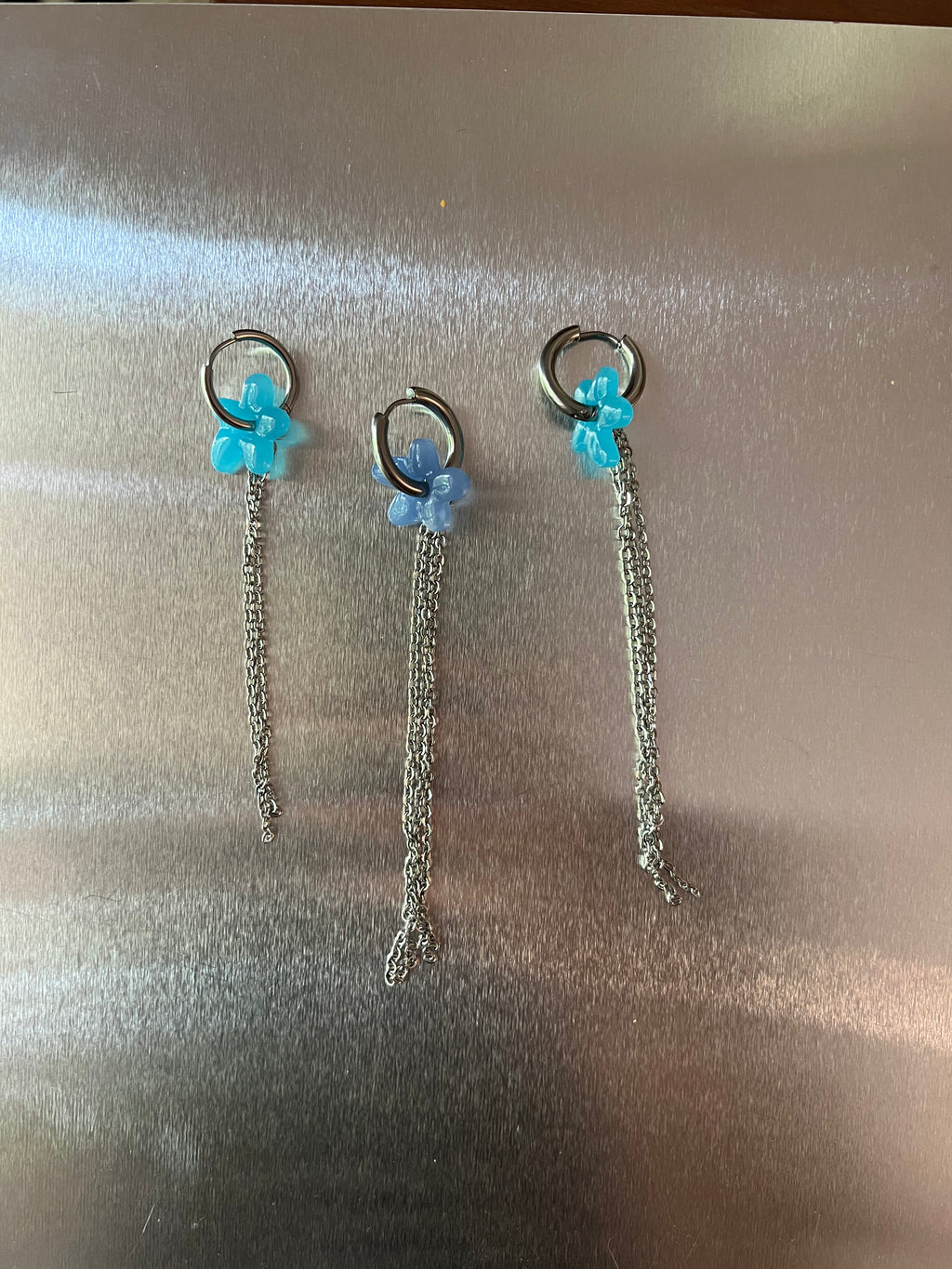 Mono earring with small flower and chains