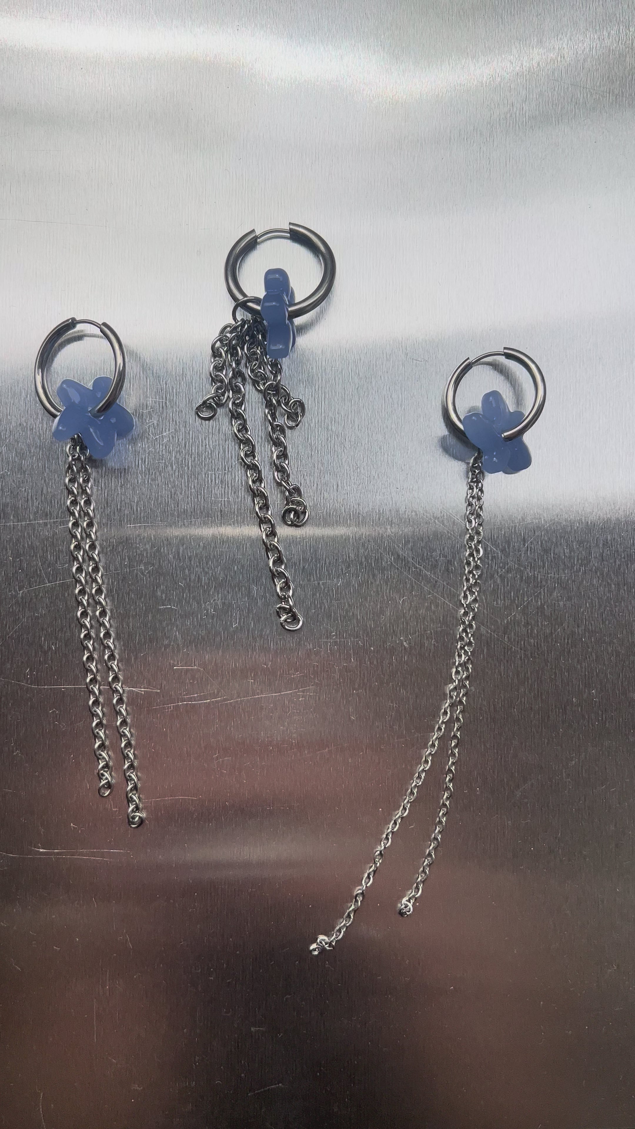 Mono earring with small flower and chains